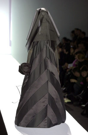 Outfit 38 (uit de collectie: Black hole, prêt-à-porter ready-to-wear) herfst-winter 2001-2002)